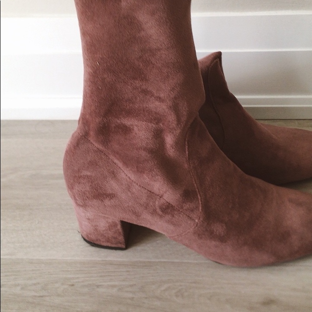Suede ankle boots in pinkish mauve color